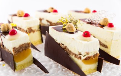 monoporzioni di semifreddo alla nocciola con scaglie di cioccolato e nocciole caramellate