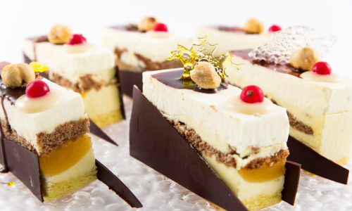 monoporzioni di semifreddo alla nocciola con scaglie di cioccolato e nocciole caramellate