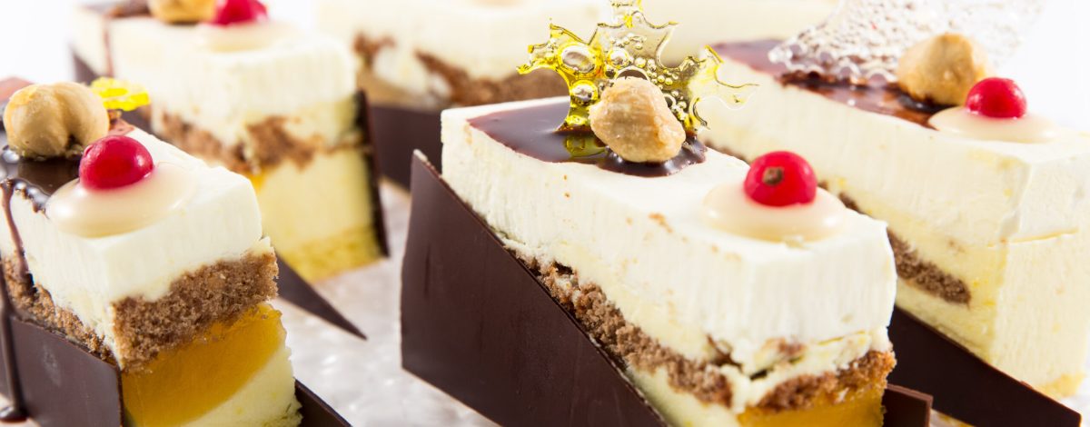 monoporzioni di semifreddo alla nocciola con scaglie di cioccolato e nocciole caramellate